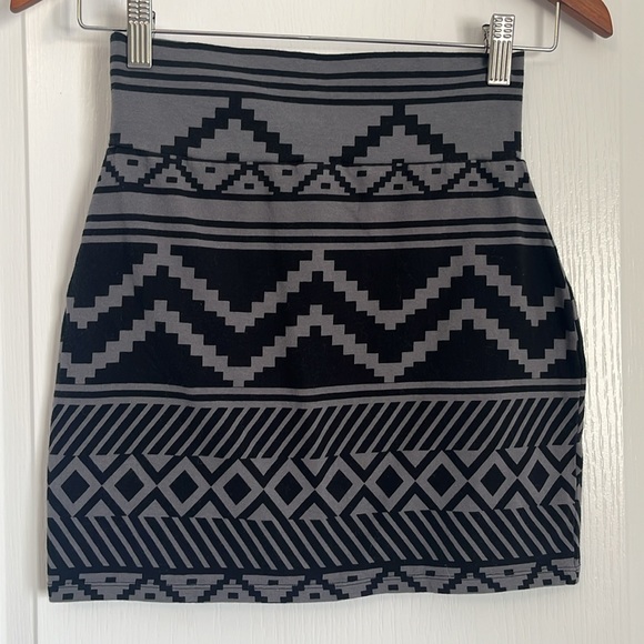 PINK SKIRT - Picture 3 of 4